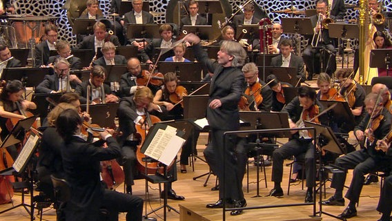 Esa-Pekka Salonen dirigiert beim Silvesterkonzert des NDR Elbphilharmonie Orchesters in der Elbphilharmonie. © NDR Foto: Screensjot