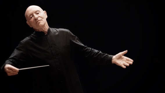 Dirigent Christoph Eschenbach im Porträt © Manu Theobald Foto: Manu Theobald