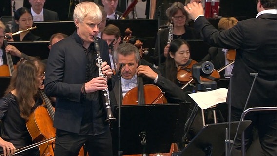 Konzertszene: Klarinettist Martin Fröst bei der Eröffnung der Festspiele MV 2024 in der Wismarer St.-Georgen-Kirche © NDR Foto: Screenshot