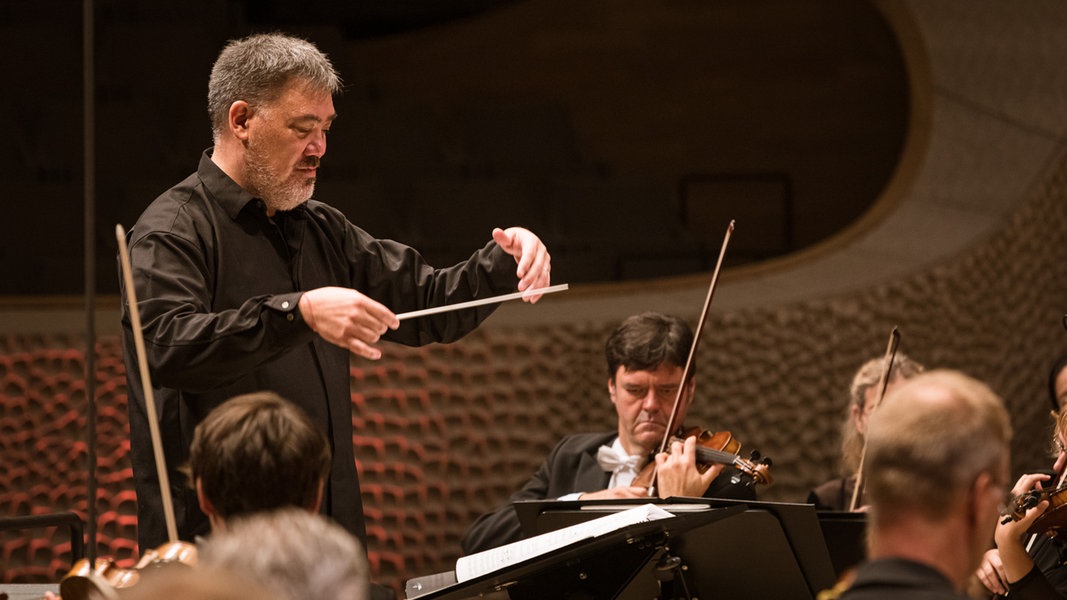 Konzertszene: Alan Gilbert dirigiert das NDR Elbphilharmonie Orchester bei der Saisoneröffnung in der Elbphilharmonie Hamburg.