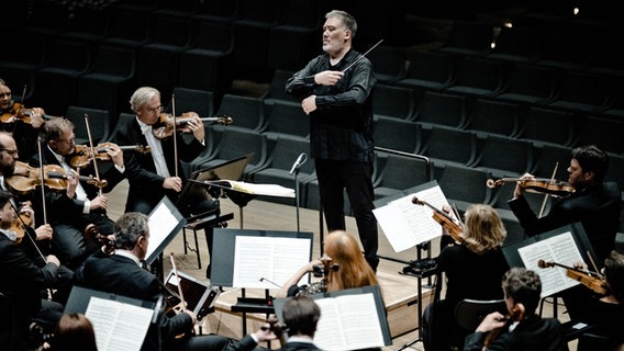 Alan Gilbert, Chefdirigent des NDR Elbphiharmonie Orchesters, dirigiert in der Elbphilharmonie. © NDR Foto: Marco Borggreve