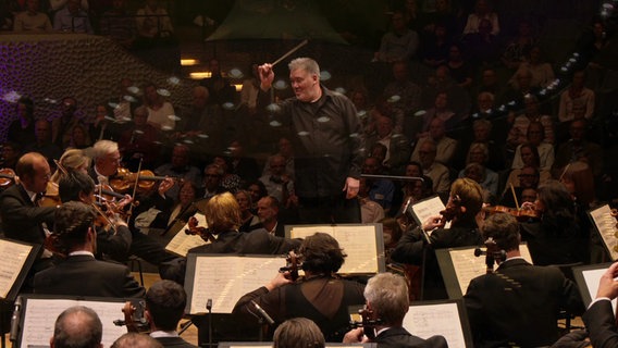 Alan Gilbert und das NDR Elbphilharmonie Orchester beim Konzert im Großen Saal der Elbphilharmonie. © Screenshot 