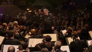 Alan Gilbert und das NDR Elbphilharmonie Orchester beim Konzert im Großen Saal der Elbphilharmonie. © Screenshot 