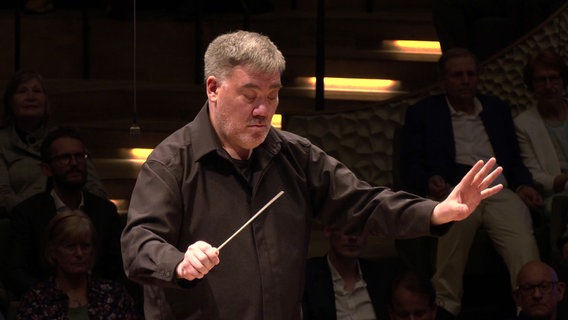 Dirigent Alan Gilbert beim Konzert mit dem NDR Elbphilharmonie Orchester in der Elbphilharmonie. © NDR Foto: Screenshot