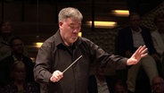 Dirigent Alan Gilbert beim Konzert mit dem NDR Elbphilharmonie Orchester in der Elbphilharmonie. © NDR Foto: Screenshot