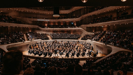 Alan Gilbert und das NDR Elbphilharmonie Orchester mit diversen Gästen bei der Opening Night 2024 im Großen Saal der Elbphilharmonie © NDR Foto: Sophie Wolter