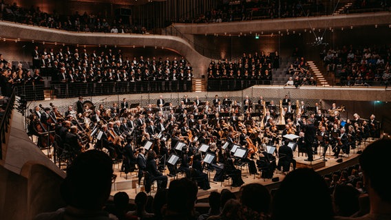 Alan Gilbert und das NDR Elbphilharmonie Orchester mit diversen Gästen bei der Opening Night 2024 im Großen Saal der Elbphilharmonie © NDR Foto: Sophie Wolter