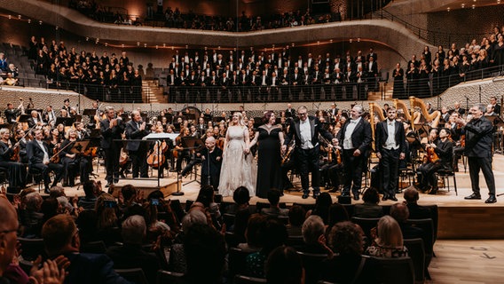 Alan Gilbert und das NDR Elbphilharmonie Orchester mit diversen Gästen bei der Opening Night 2024 im Großen Saal der Elbphilharmonie © NDR Foto: Sophie Wolter