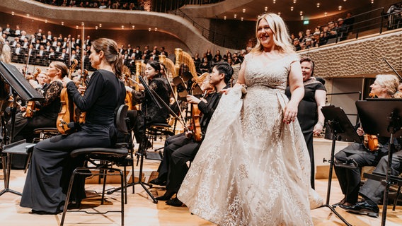 Alan Gilbert und das NDR Elbphilharmonie Orchester mit diversen Gästen bei der Opening Night 2024 im Großen Saal der Elbphilharmonie © NDR Foto: Sophie Wolter