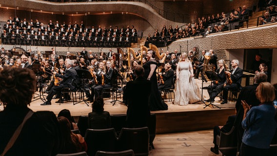 Alan Gilbert und das NDR Elbphilharmonie Orchester mit diversen Gästen bei der Opening Night 2024 im Großen Saal der Elbphilharmonie © NDR Foto: Sophie Wolter