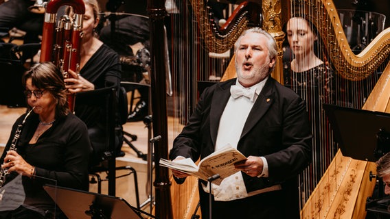 Alan Gilbert und das NDR Elbphilharmonie Orchester mit diversen Gästen bei der Opening Night 2024 im Großen Saal der Elbphilharmonie © NDR Foto: Sophie Wolter