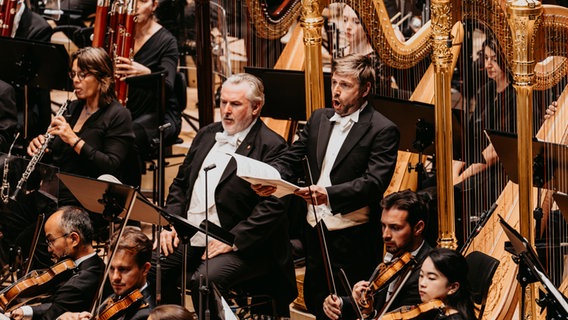 Alan Gilbert und das NDR Elbphilharmonie Orchester mit diversen Gästen bei der Opening Night 2024 im Großen Saal der Elbphilharmonie © NDR Foto: Sophie Wolter