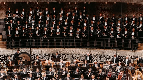 Alan Gilbert und das NDR Elbphilharmonie Orchester mit diversen Gästen bei der Opening Night 2024 im Großen Saal der Elbphilharmonie © NDR Foto: Sophie Wolter