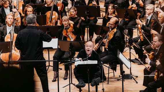 Alan Gilbert und das NDR Elbphilharmonie Orchester mit diversen Gästen bei der Opening Night 2024 im Großen Saal der Elbphilharmonie © NDR Foto: Sophie Wolter