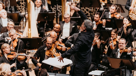 Alan Gilbert und das NDR Elbphilharmonie Orchester mit diversen Gästen bei der Opening Night 2024 im Großen Saal der Elbphilharmonie © NDR Foto: Sophie Wolter