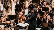 Alan Gilbert und das NDR Elbphilharmonie Orchester mit diversen Gästen bei der Opening Night 2024 im Großen Saal der Elbphilharmonie © NDR Foto: Sophie Wolter