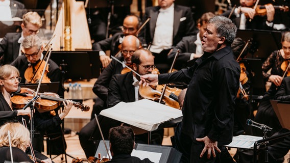 Alan Gilbert und das NDR Elbphilharmonie Orchester mit diversen Gästen bei der Opening Night 2024 im Großen Saal der Elbphilharmonie © NDR Foto: Sophie Wolter