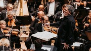 Alan Gilbert und das NDR Elbphilharmonie Orchester mit diversen Gästen bei der Opening Night 2024 im Großen Saal der Elbphilharmonie © NDR Foto: Sophie Wolter