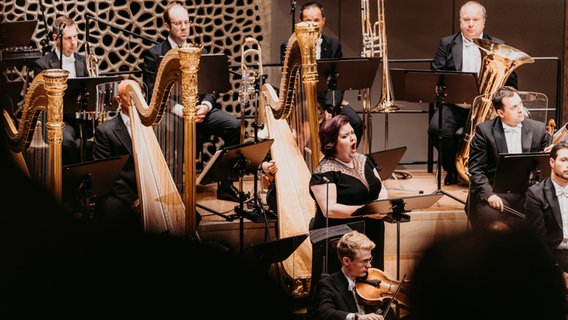 Alan Gilbert und das NDR Elbphilharmonie Orchester mit diversen Gästen bei der Opening Night 2024 im Großen Saal der Elbphilharmonie © NDR Foto: Sophie Wolter