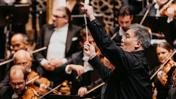 Alan Gilbert und das NDR Elbphilharmonie Orchester mit diversen Gästen bei der Opening Night 2024 im Großen Saal der Elbphilharmonie © NDR Foto: Sophie Wolter