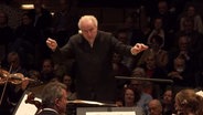 Manfred Honeck dirigiert das NDR Elbphilharmonie Orchester. © NDR 