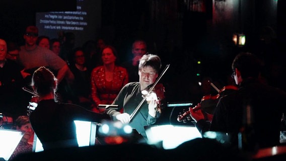 Geiger Joshua Bell spielt mit Musikerinnen und Musikern des NDR Elbphilharmonie Orchesters im Hamburger Club "Uebel und Gefährlich". © NDR Foto: Screenshots