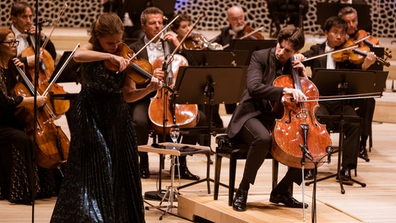 Julia Fischer und Daniel Müller-Schott spielen Brahms Doppelkonzert mit dem NDR Elbphilharmonie Orchester. © NDR Foto: Peter Hundert