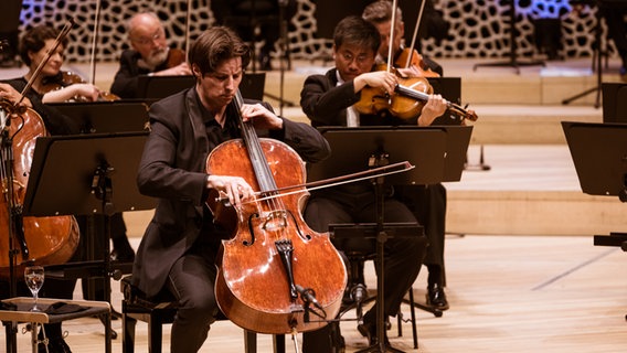 Cellist Daniel Müller-Schott spielt den Solo-Part in Brahms Doppelkonzert. © NDR Foto: Peter Hundert