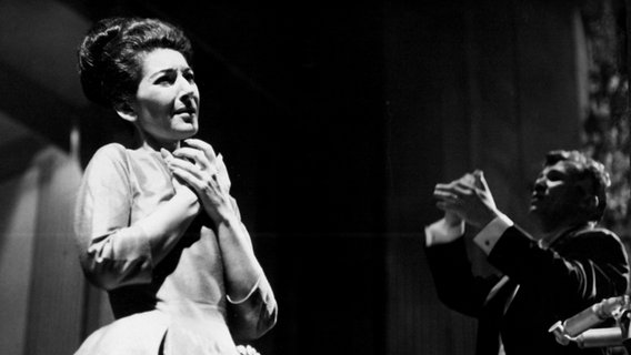 Archivbild: Die Sopranistin Maria Callas singt am 5. Juni 1963 auf der Bühne des Theaters de Champs Elysees in Paris. Am Pult steht Maestro Georges Prêtre. © picture alliance / ASSOCIATED PRESS | Jean-Jacques Levy Foto: Jean-Jacques Levy