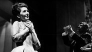 Die Sopranistin Maria Callas singt am 5. Juni 1963 auf der Bühne des Theaters de Champs Elysees in Paris. Am Pult steht Maestro Georges Prêtre. © picture alliance / ASSOCIATED PRESS | Jean-Jacques Levy Foto: Jean-Jacques Levy