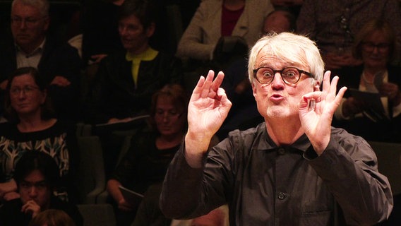 Screenshot: Ingo Metzmacher dirigiert Schönbergs "Die Jakobsleiter" beim NDR Elbphilharmonie Orchester in der Elbphilharmonie. © NDR Foto: Screenshot