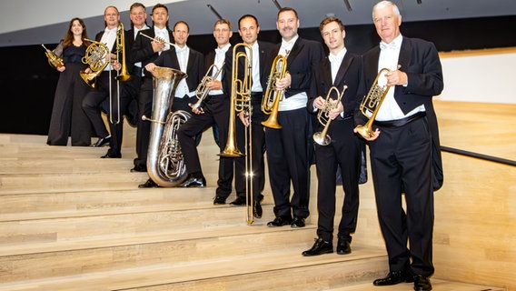 Die Blechbläser des NDR Elbphilharmonie Orchesters posieren mit ihren Instrumenten in der Elbphilharmonie. © NDR, Daniel Toman-Eickhoff Foto: Daniel Toman-Eickhoff