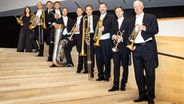 Die Blechbläser des NDR Elbphilharmonie Orchesters posieren mit ihren Instrumenten in der Elbphilharmonie. © NDR, Daniel Toman-Eickhoff Foto: Daniel Toman-Eickhoff