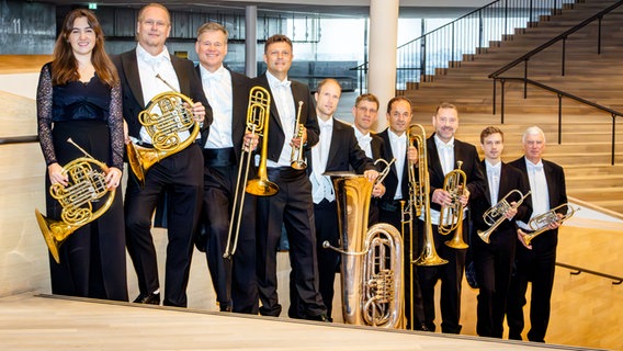 Die Blechbläser des NDR Elbphilharmonie Orchesters posieren mit ihren Instrumenten in der Elbphilharmonie. © NDR, Daniel Toman-Eickhoff Foto: Daniel Toman-Eickhoff