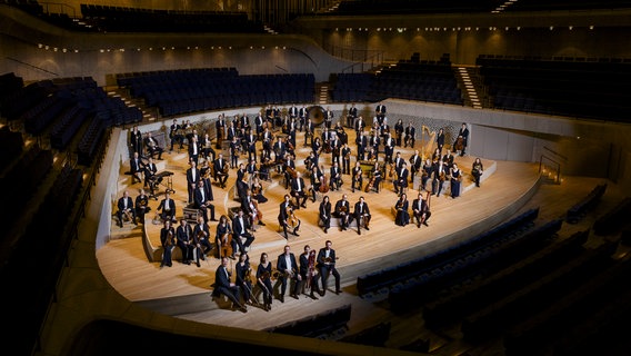 Das NDR Elbphilharmonie Orchester auf der Bühne des Großen Saals in der Elbphilharmonie © Nikolaj Lund/NDR 