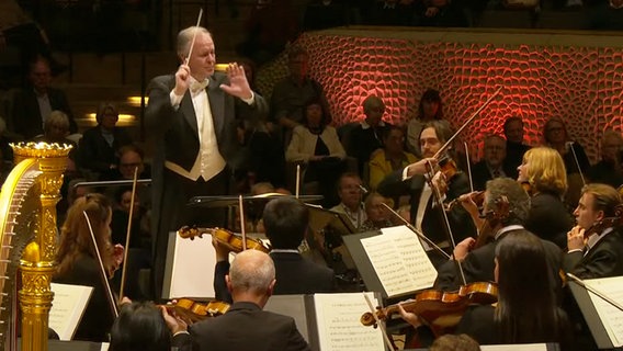 Dirigent Sakari Oramo beim Konzert mit dem NDR Elbphilharmonie Orchester in der Elbphilharmonie. © NDR Foto: Screenshot