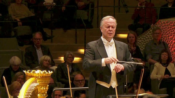 Dirigent Sakari Oramo beim Konzert mit dem NDR Elbphilharmonie Orchester in der Elbphilharmonie. © NDR Foto: Screenshot