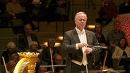 Dirigent Sakari Oramo beim Konzert mit dem NDR Elbphilharmonie Orchester in der Elbphilharmonie. © NDR Foto: Screenshot