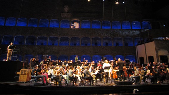 Das NDR Sinfonieorchester und Christoph Eschenbach proben auf der abendlichen Bühne der Felsenreiterschule in Salzburg. © NDR Sinfonieorchester 