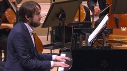 Konzertszene: Pianist Daniil Trifonov während des Konzerts mit Alan Gilbert und dem NDR Elbphilharmonie Orchester in der Elbphilharmonie Hamburg (5. Februar 2021)