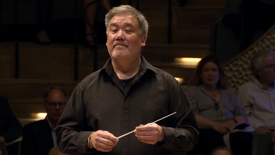 Screenshot: Chefdirigent Alan Gilbert beim Saisonabschlusskonzert des NDR Elbphilharmonie Orchesters in der Elbphilharmonie Hamburg © NDR Foto: Screenshot