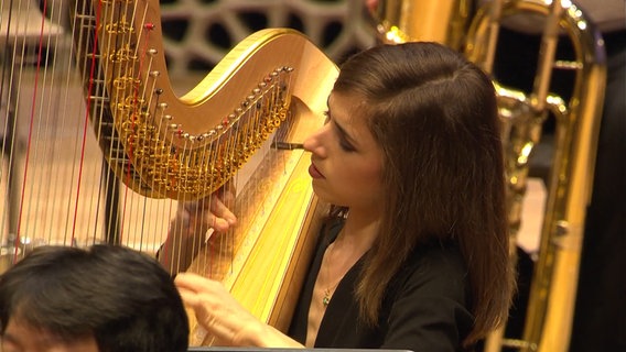 Screenshot: Soloharfenistin Anaëlle Tourret beim Saisonabschlusskonzert des NDR Elbphilharmonie Orchesters in der Elbphilharmonie Hamburg © NDR Foto: Screenshot