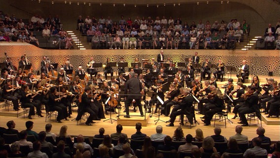 Screenshot: Chefdirigent Alan Gilbert dirigiert das NDR Elbphilharmonie Orchesters in der Elbphilharmonie Hamburg © NDR Foto: Screenshot