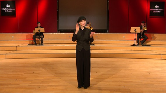 Screenshot: Christina Dean und Musiker von NDR Brass im Rolf-Liebermann-Studio © NDR Foto: Screenshot