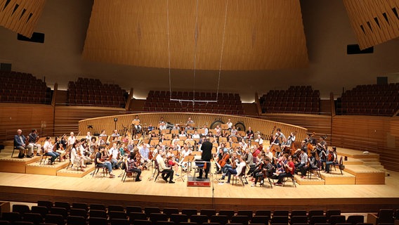 Das NDR Sinfonieorchester probt unter Thomas Hengelbrock in der Shanghai Symphony Concert Hall  