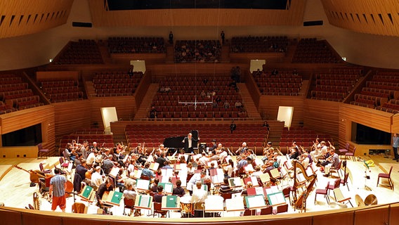 Das NDR Sinfonieorchester und Thomas Hengelbrock bei einer Probe auf der Bühne der Shanghai Symphony Concert Hall  