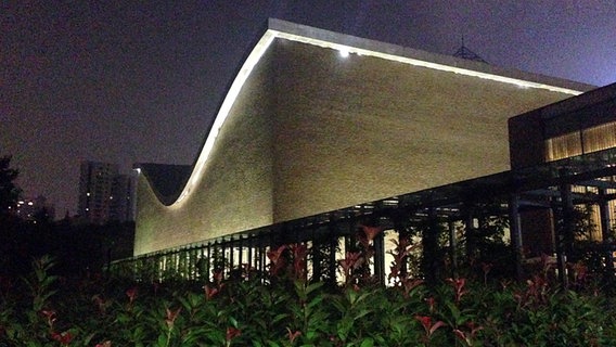 Die Shanghai Symphony Concert Hall bei Nacht  