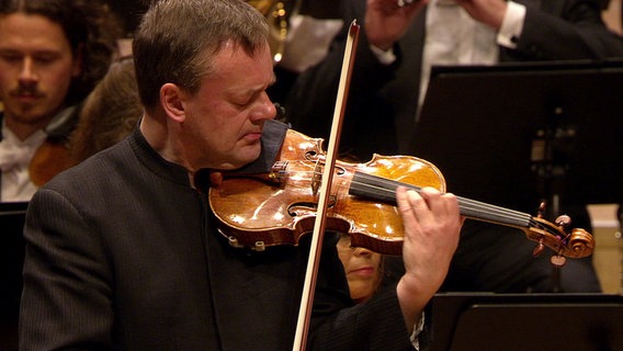 Screenshot: Frank Peter Zimmermann im Konzert mit dem NDR Elbphilharmonie Orchester © NDR 