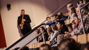 Saxofonist Fiete Felsch und Publikum beim Konzert statt Schule der NDR Bigband im Rolf-Liebermann-Studio © NDR Foto: Marcus Krüger