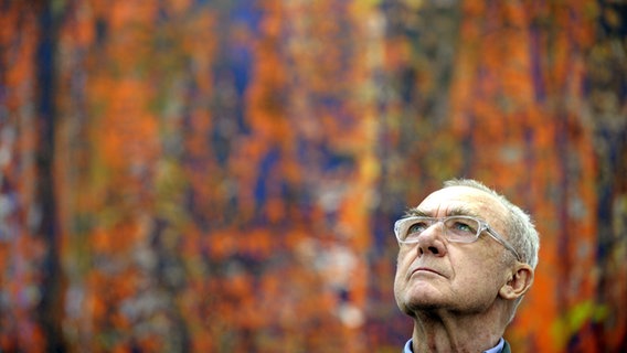 Der Künstler Gerhard Richter sitzt in Köln vor seinem Bild "Abstraktes Bild (702)" aus dem Jahr 1989. Eine Aufnahme vom 16. Oktober 2008 © picture-alliance/ dpa Foto: Federico Gambarini